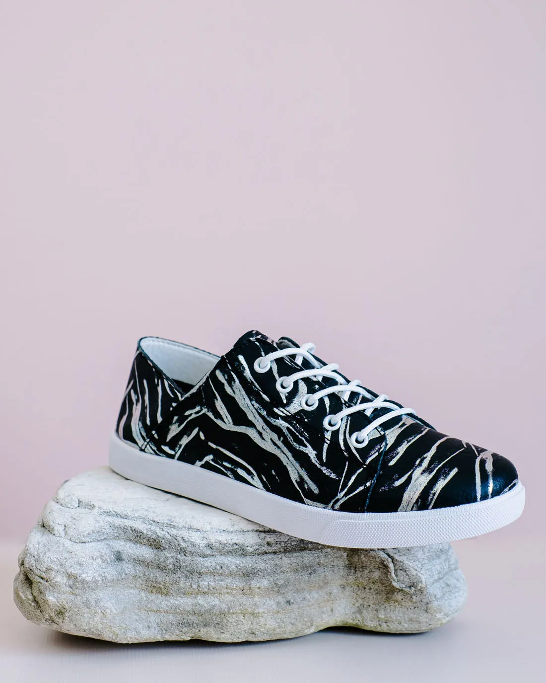 Vicki™ Feather Black